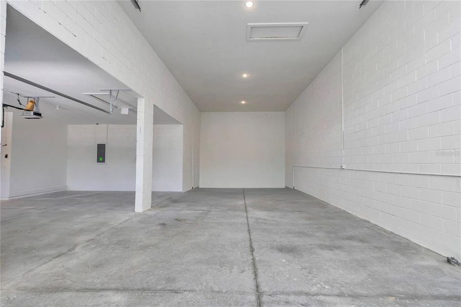 Spacious, unfurnished interior of a new home in , Dunnellon (Image 41).