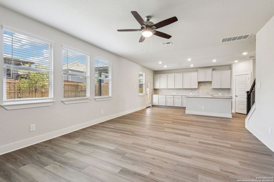 Spacious, unfurnished interior of a new home in Thomas Pond, San Antonio (Image 24).
