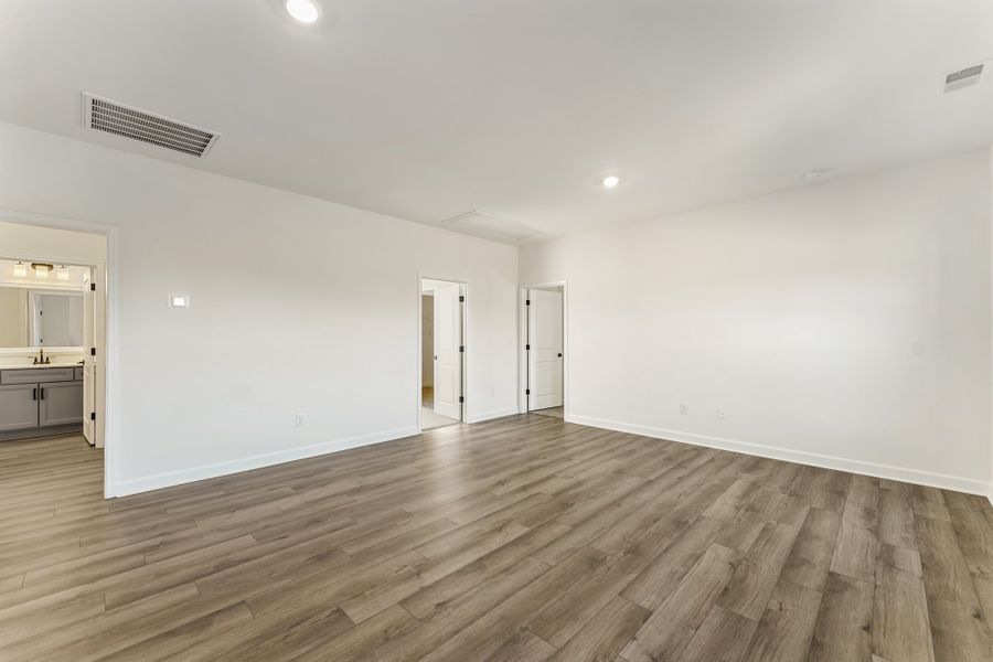 Spacious, unfurnished interior of a new home in Lakeside Saluda, Greenville (Image 26).