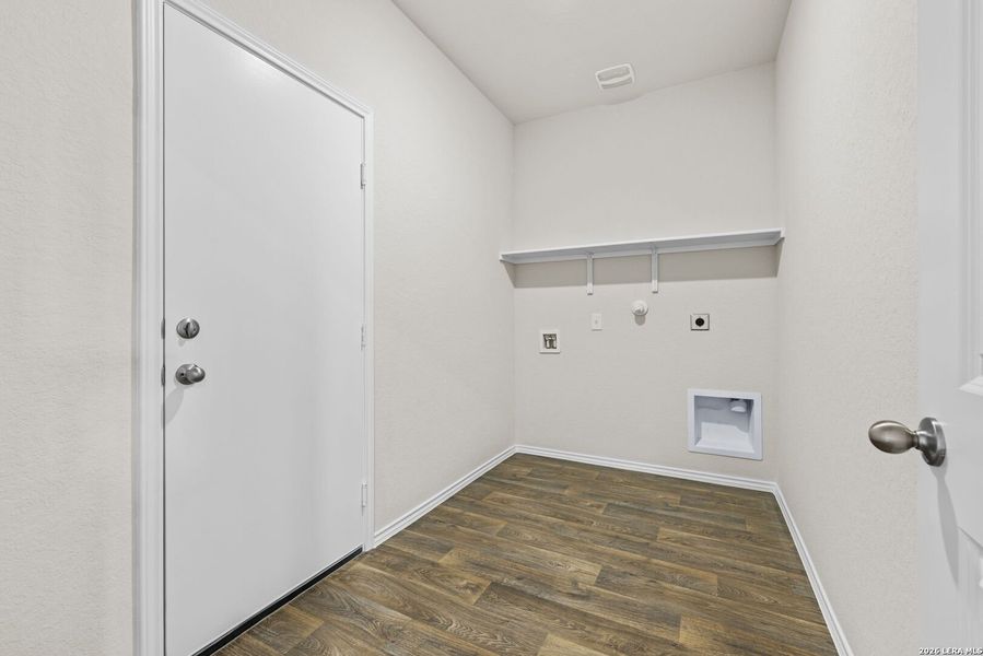 Spacious, unfurnished interior of a new home in Redbird Ranch, San Antonio (Image 13).
