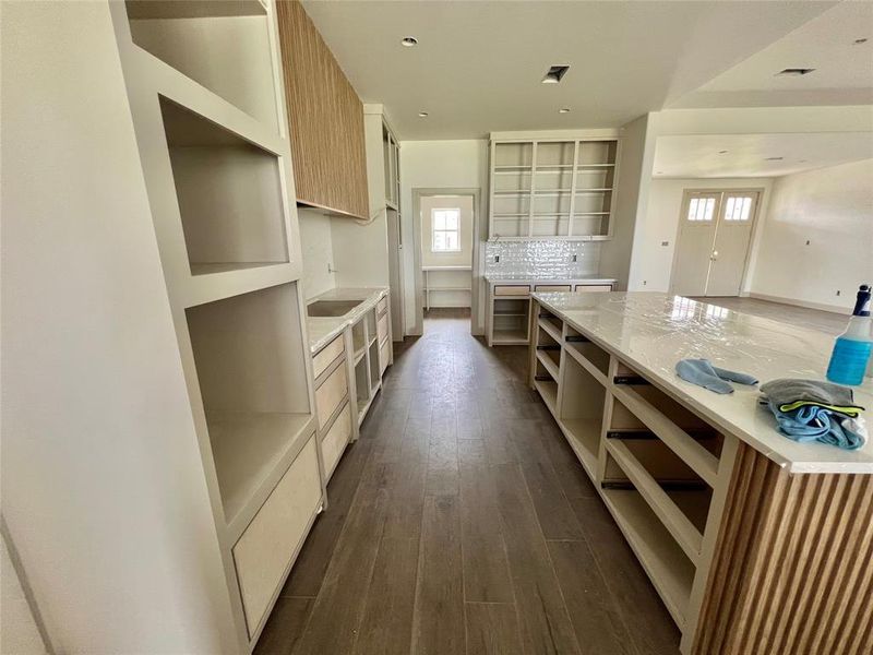 Spacious, unfurnished interior of a new home in , Angleton (Image 36).