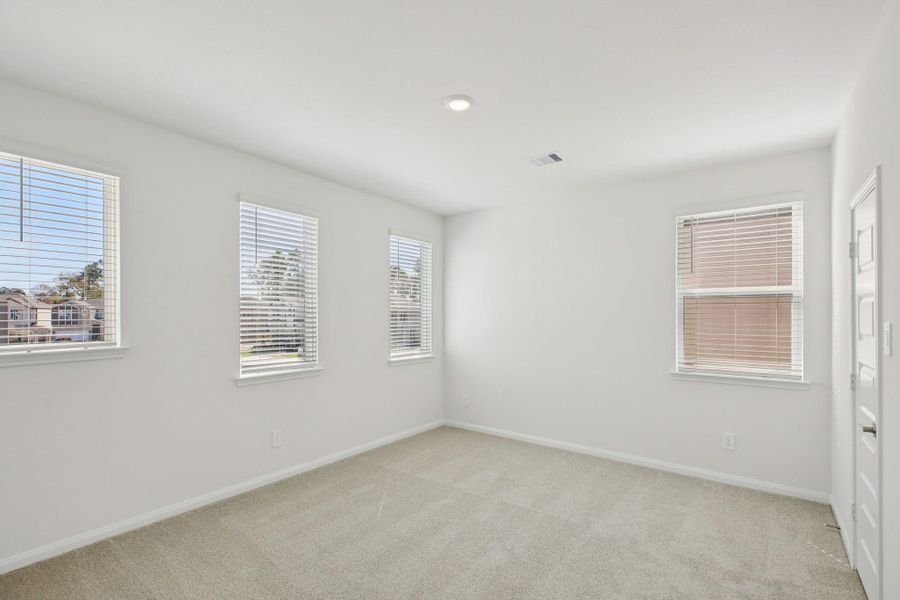 Spacious, unfurnished interior of a new home in Pinewood Trails - Luxe Series, Atascocita (Image 36).