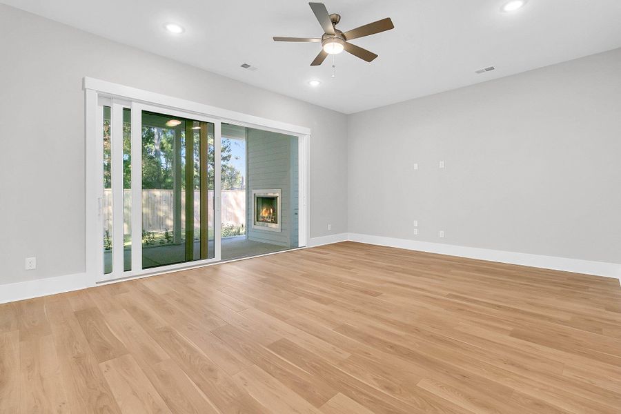 Spacious, unfurnished interior of a new home in Hidden Ponds Reserve, Awendaw (Image 14).