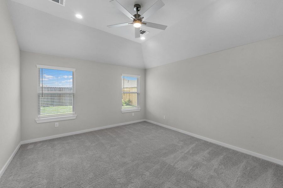 Spacious, unfurnished interior of a new home in Huntington Place, Rosharon (Image 8).