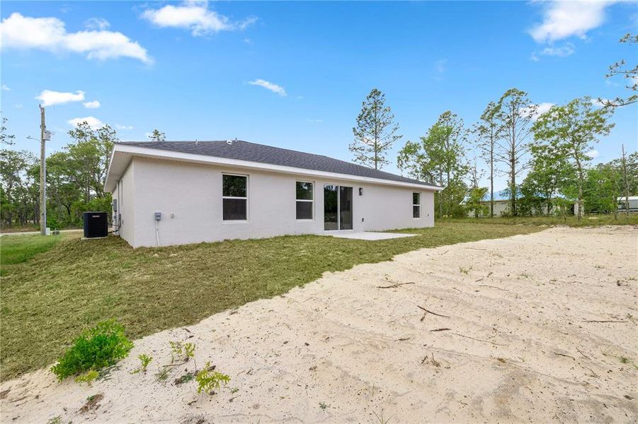 Exterior details and patio area of a home in , Dunnellon (Image 3).