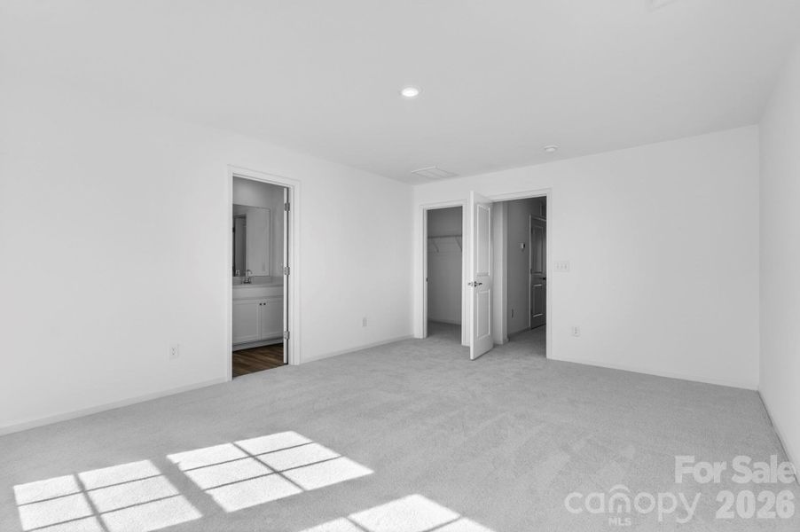 Owners bedroom w ensuite bath