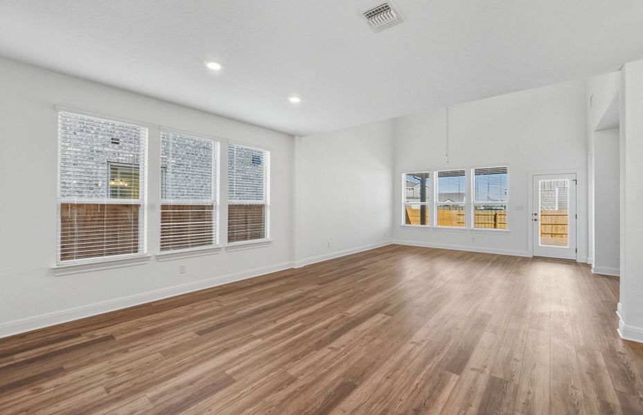 Spacious, unfurnished interior of a new home in Santa Rita Ranch, Liberty Hill (Image 19).
