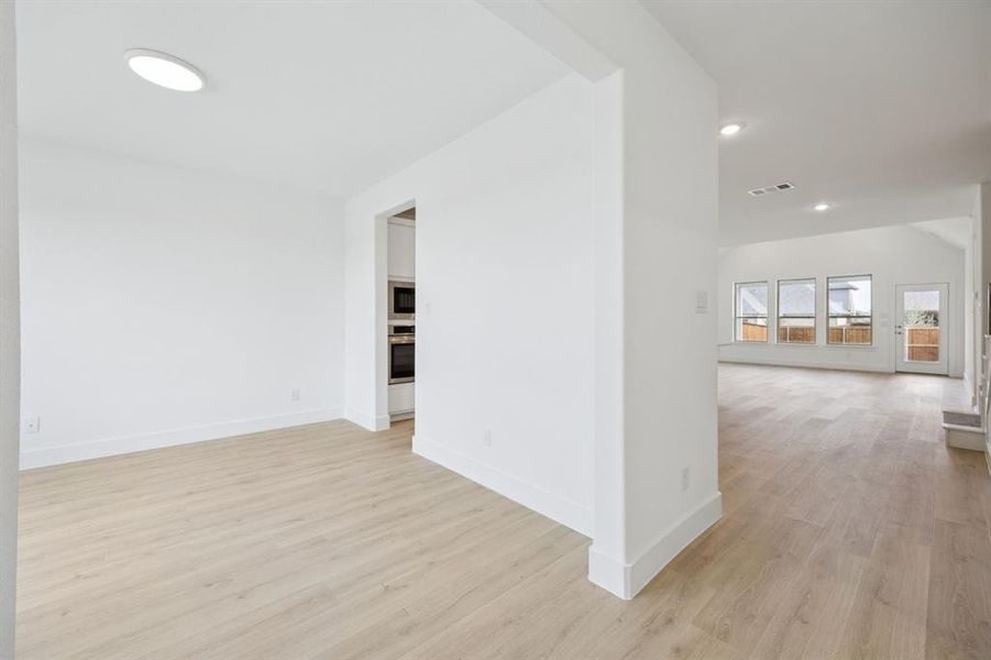 Spacious, unfurnished interior of a new home in Dove Hollow, Waxahachie (Image 19).