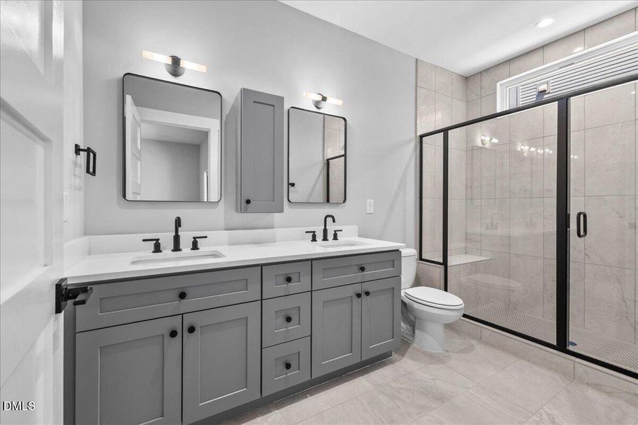 541 Bragg Primary Bathroom
