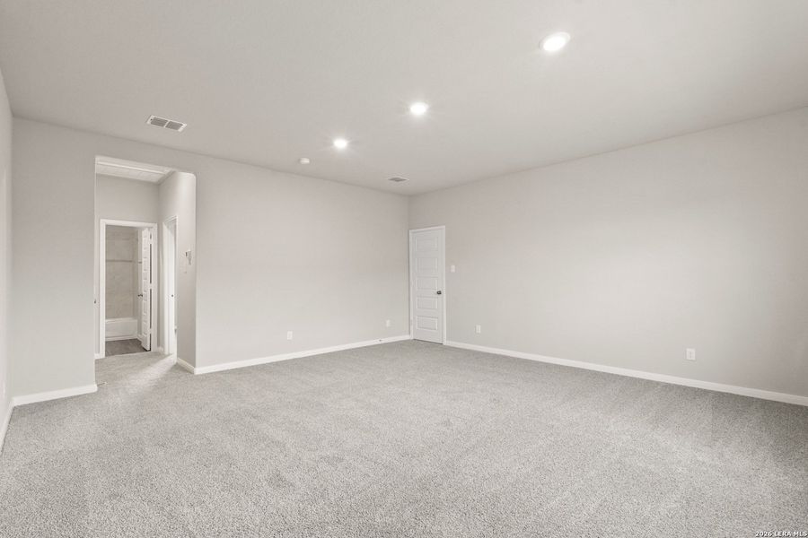 Spacious, unfurnished interior of a new home in Swenson Heights, Seguin (Image 25).