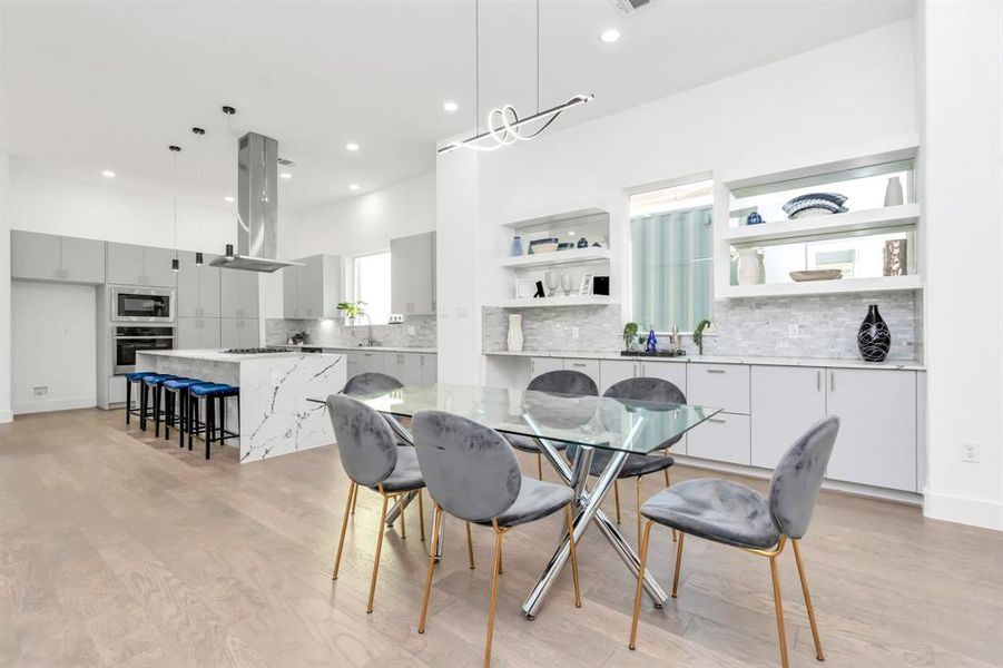 Dinning area with wet bar area.