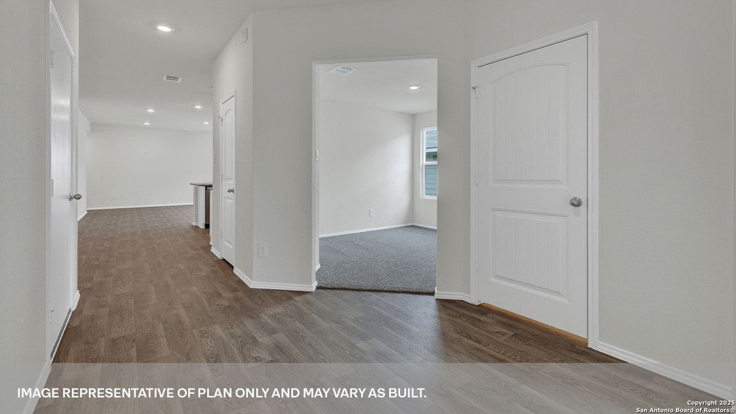 Spacious, unfurnished interior of a new home in Arroyo Ranch, Seguin (Image 14).