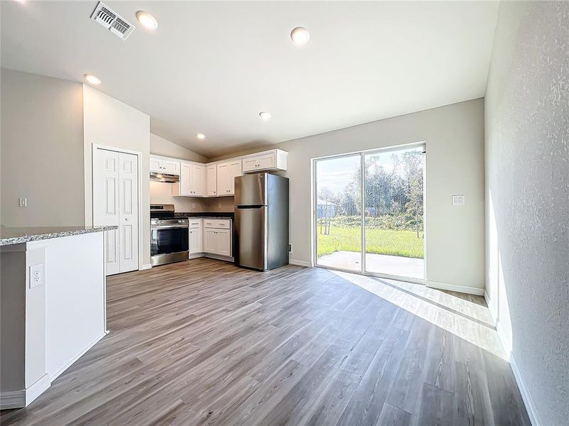Spacious, unfurnished interior of a new home in , Port Charlotte (Image 11).