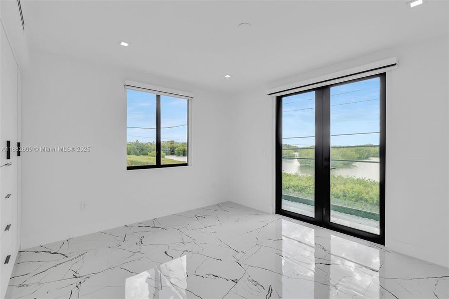 Spacious, unfurnished interior of a new home in , Key Largo (Image 25).