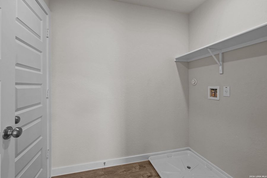 Spacious, unfurnished interior of a new home in Spring Creek, San Antonio (Image 30).