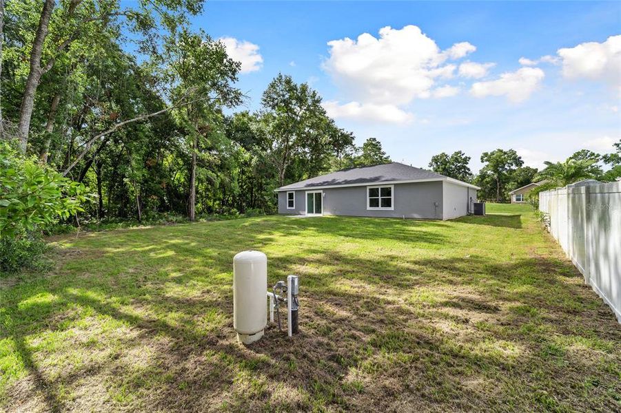 Exterior details and patio area of a home in , Ocklawaha (Image 22).