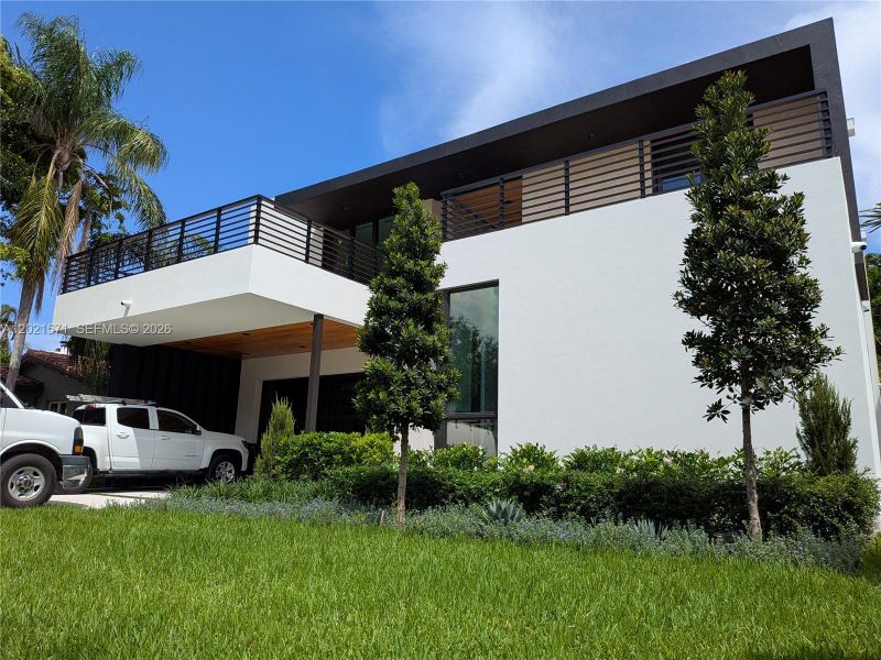 Exterior details and patio area of a home in , Fort Lauderdale (Image 26).