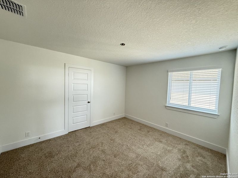 Spacious, unfurnished interior of a new home in Buffalo Crossing, Cibolo (Image 30).