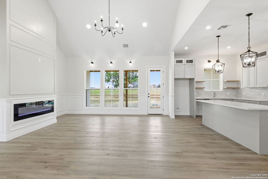 Spacious, unfurnished interior of a new home in , Bandera (Image 34).