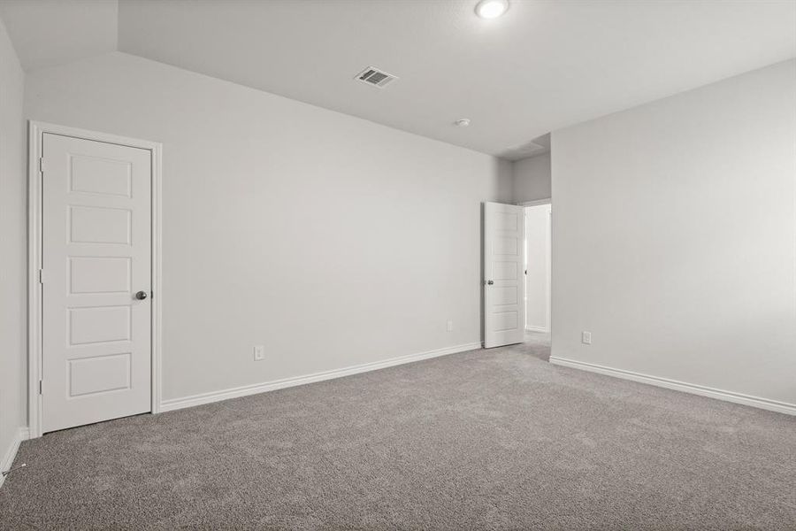 Spacious, unfurnished interior of a new home in Rocky Creek Crossing, Fort Worth (Image 11). Spacious, unfurnished interior of a new home in Rocky Creek Crossing, Fort Worth (Image 11).