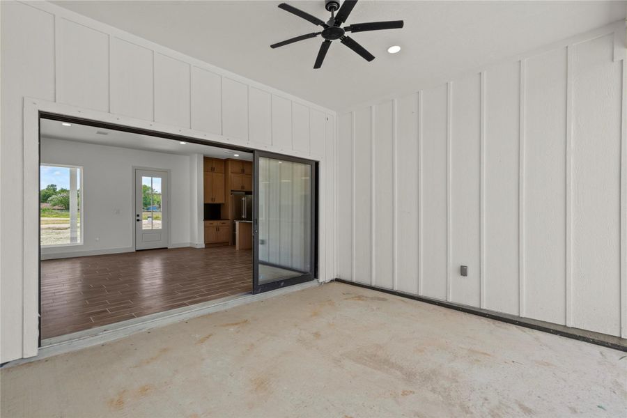 Exterior details and patio area of a home in , Alvin (Image 4).