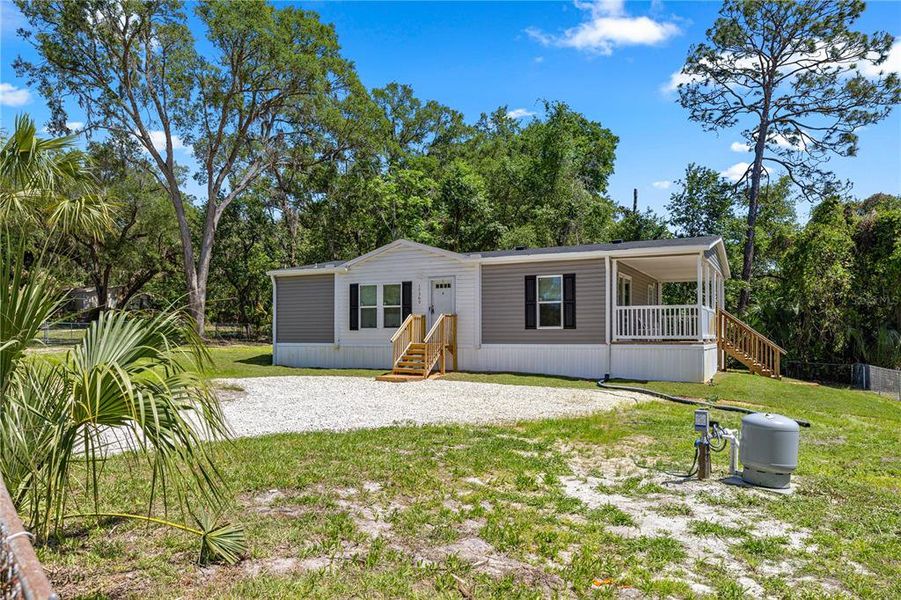 Exterior details and patio area of a home in , Ocklawaha (Image 25).