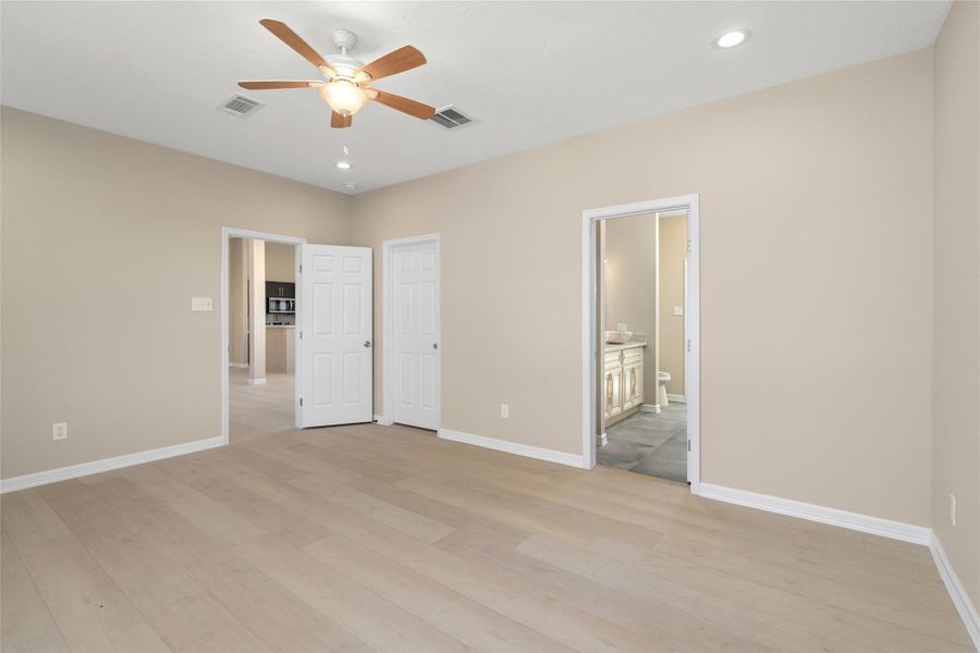 High ceilings and elegantlighting elevate thisbedroom’s atmosphere,combining luxury withcomfort.