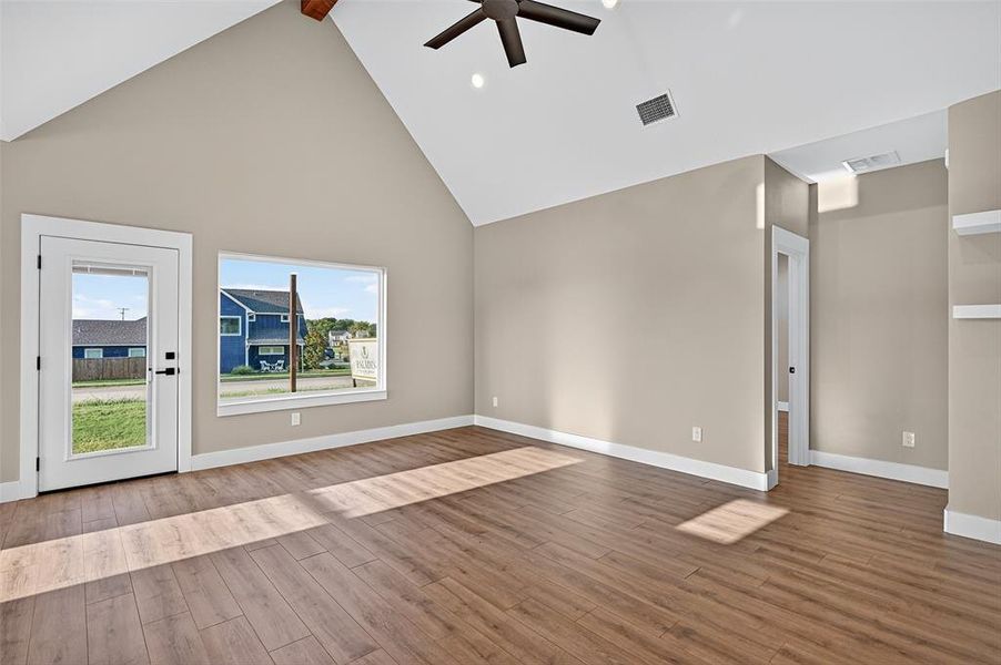 Spacious, unfurnished interior of a new home in , Sherman (Image 23).