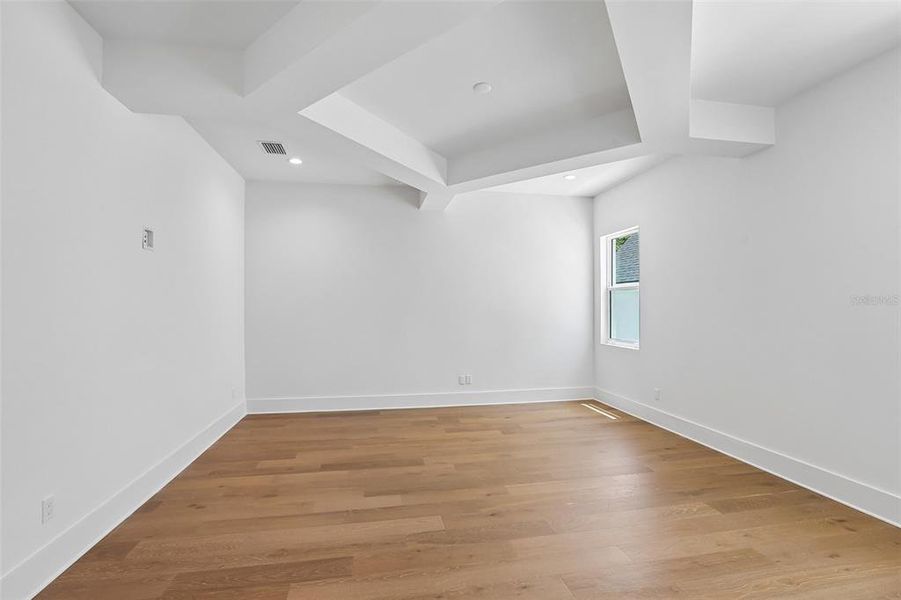 Spacious, unfurnished interior of a new home in , Tampa (Image 84).