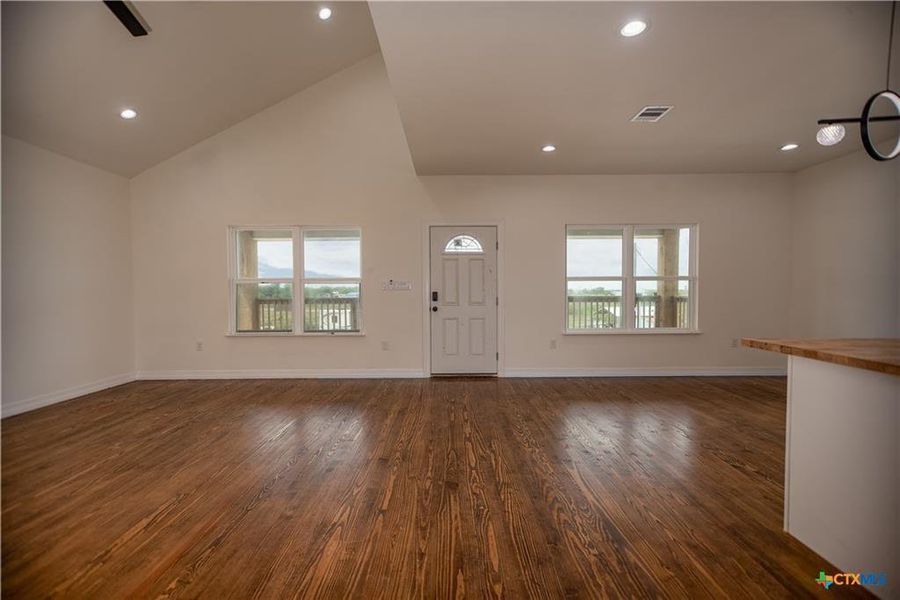 Spacious, unfurnished interior of a new home in , Port Lavaca (Image 15).