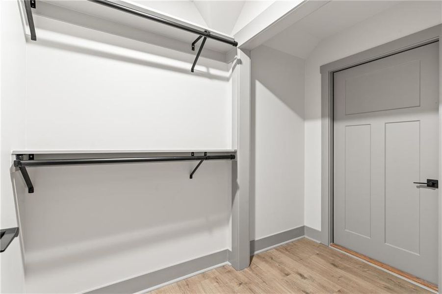 Spacious, unfurnished interior of a new home in , Jasper (Image 33).