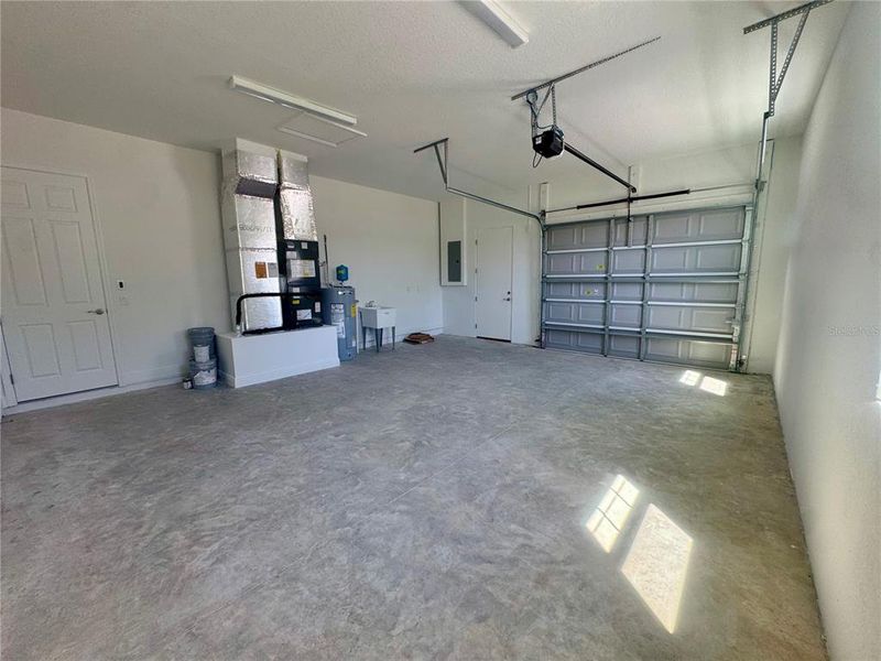 Spacious, unfurnished interior of a new home in , Ocala (Image 22).