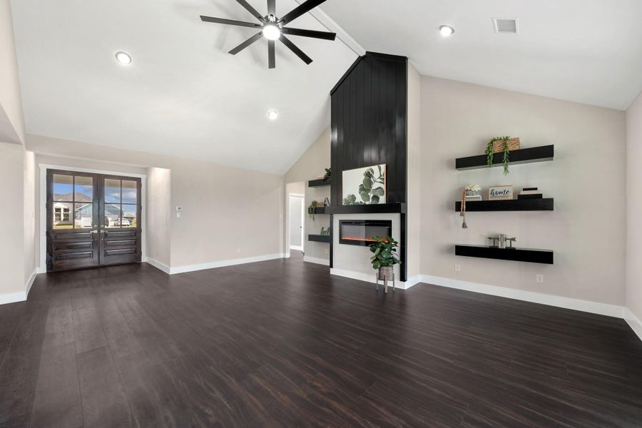 Spacious, unfurnished interior of a new home in , Angleton (Image 23).