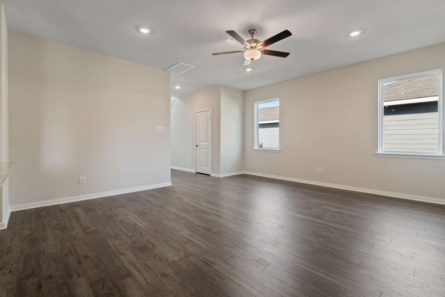 Spacious, unfurnished interior of a new home in Sweetwater Ridge, Conroe (Image 20).