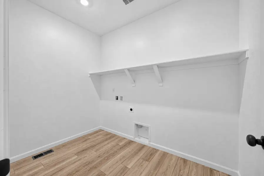 Spacious, unfurnished interior of a new home in The Aurora Highlands, Aurora (Image 19).