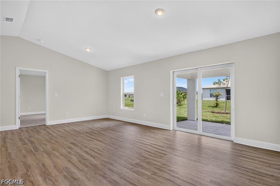 Spacious, unfurnished interior of a new home in Cape Coral, Cape Coral (Image 14).