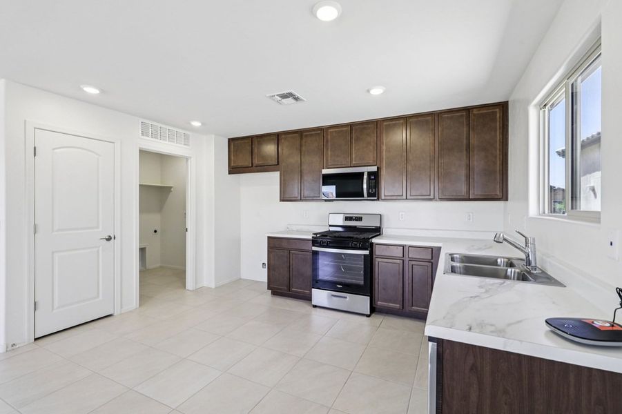 Furnished interior view inside a new home in Entrada Del Pueblo at Rancho Sahuarita, Sahuarita (Image 4).