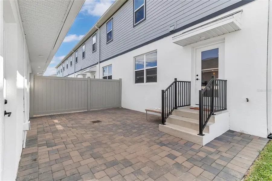 Exterior details and patio area of a home in , Winter Garden (Image 4).