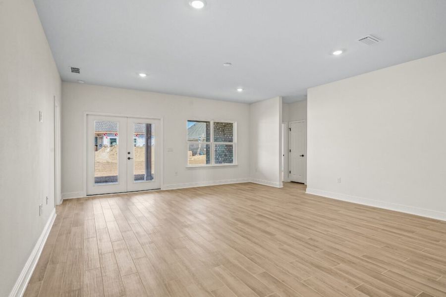 Spacious, unfurnished interior of a new home in Natureview, Freeport (Image 21).