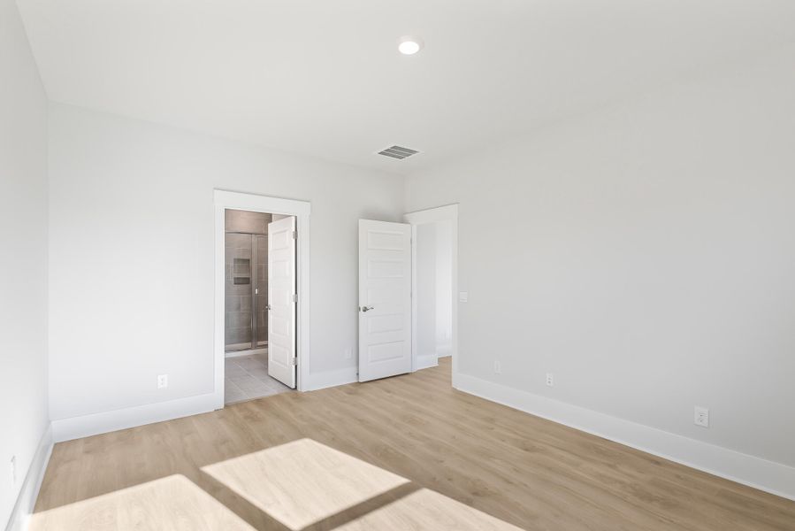 Spacious, unfurnished interior of a new home in Sheep Island, Summerville (Image 24).