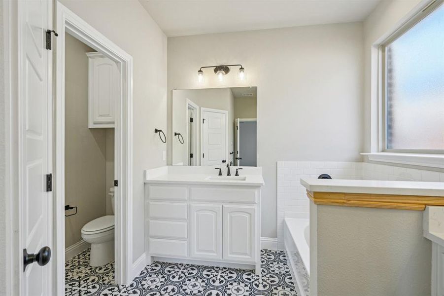 Furnished interior view inside a new home in , Alvarado (Image 8).