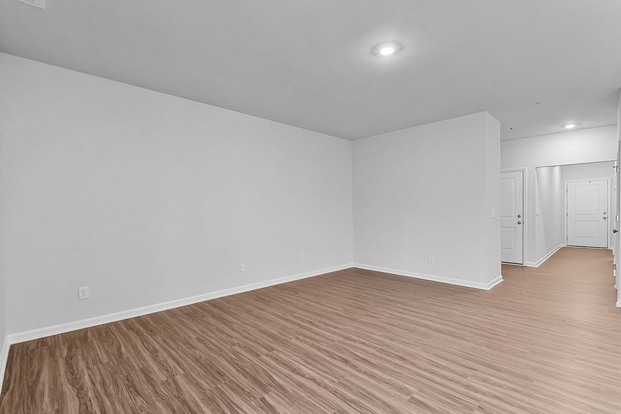 Spacious, unfurnished interior of a new home in Fieldstone, Lexington (Image 18).