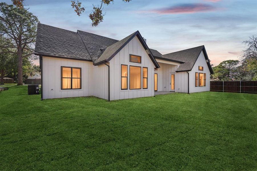 Exterior details and patio area of a home in , Grapevine (Image 3).
