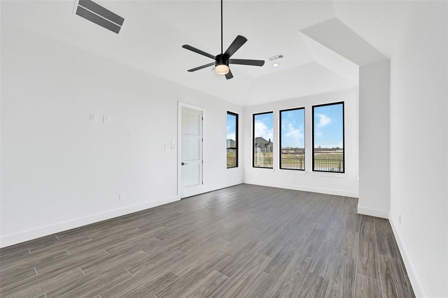 Spacious, unfurnished interior of a new home in Cross Creek West, Fulshear (Image 31).