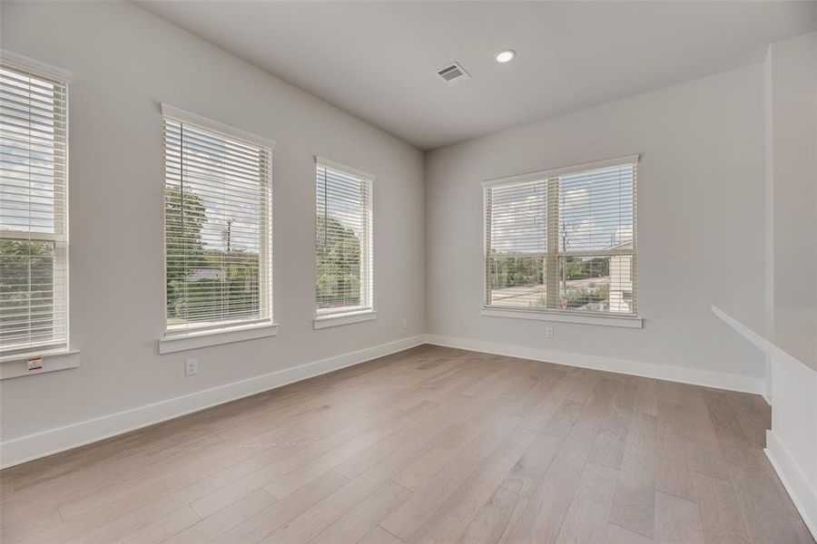 Spacious, unfurnished interior of a new home in Collin Creek, Plano (Image 22).