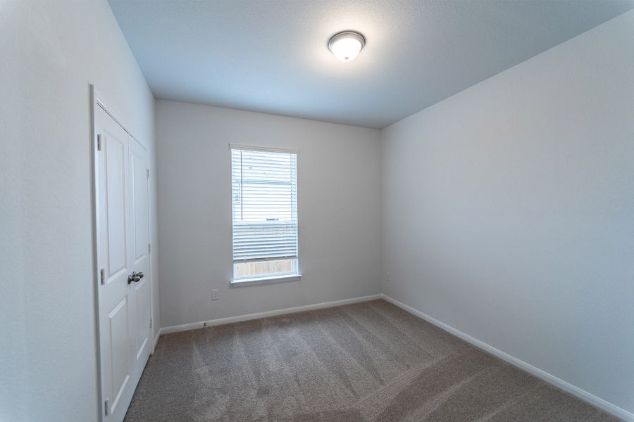 Spacious, unfurnished interior of a new home in Sunfield, Buda (Image 13).