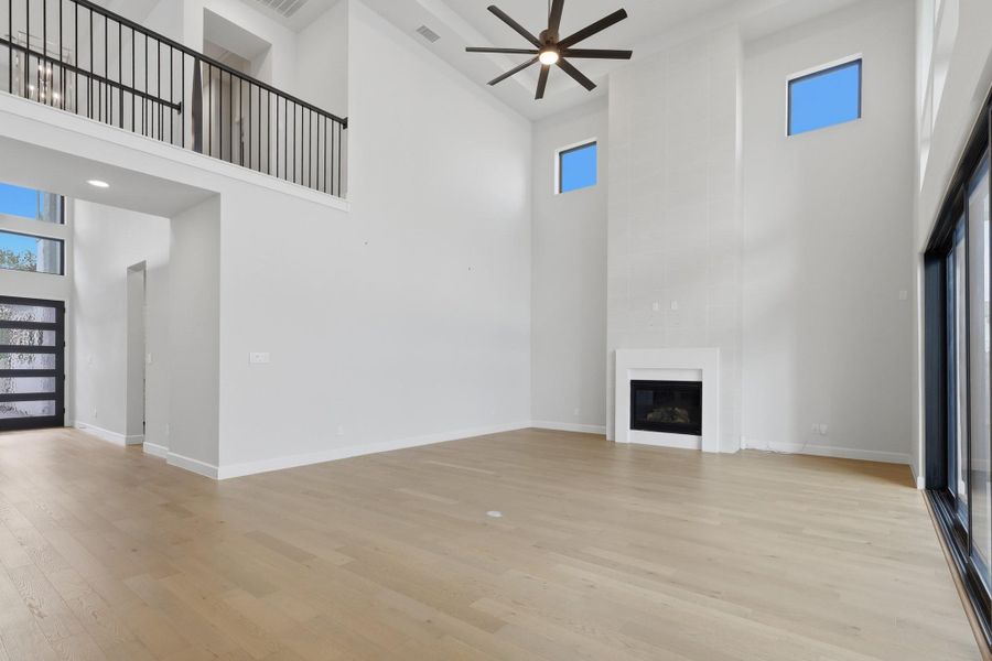 Spacious, unfurnished interior of a new home in Sienna, Missouri City (Image 35).
