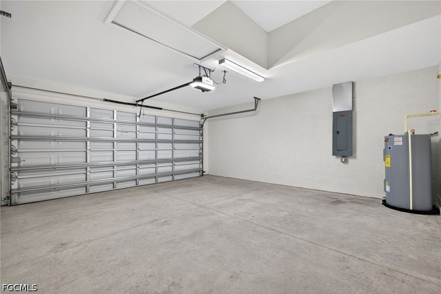 Spacious, unfurnished interior of a new home in Cape Coral, Cape Coral (Image 19).