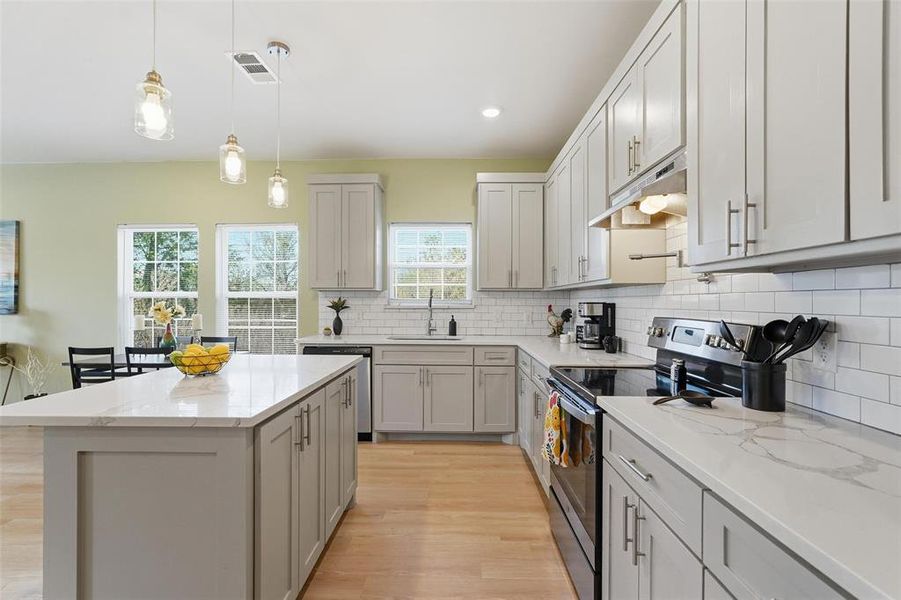 Furnished interior view inside a new home in , Gun Barrel City (Image 16).