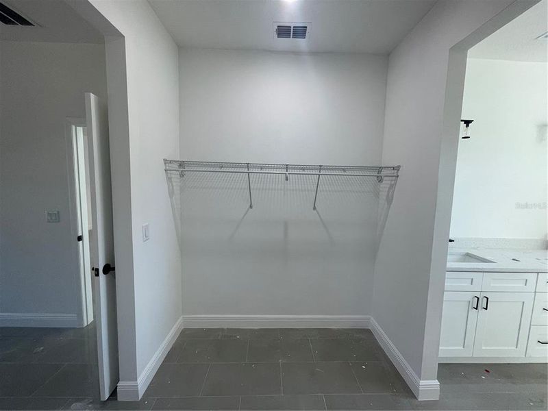 Spacious, unfurnished interior of a new home in , Palm Bay (Image 9).